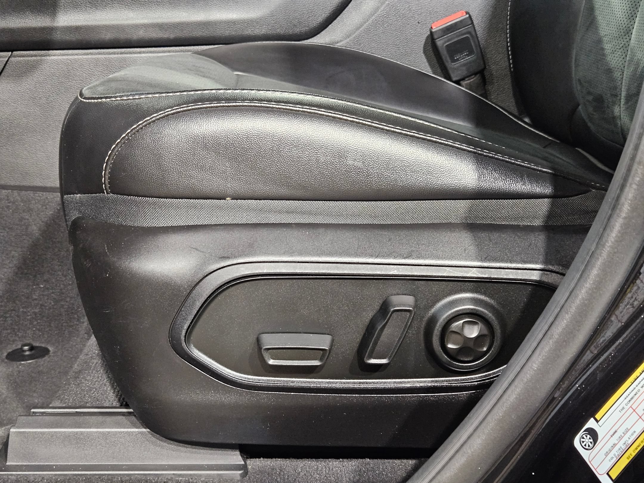 Used 2025 Jeep Grand Cherokee L Laredo RWD image 23