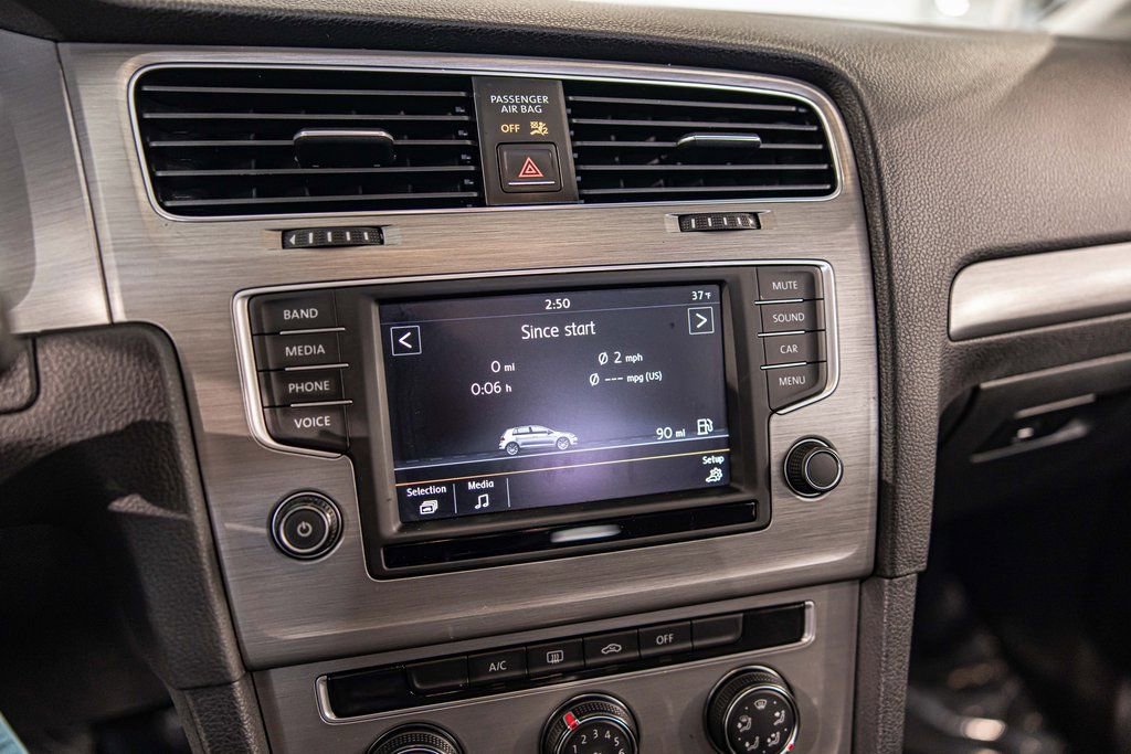 Used 2016 Volkswagen Golf S image 25