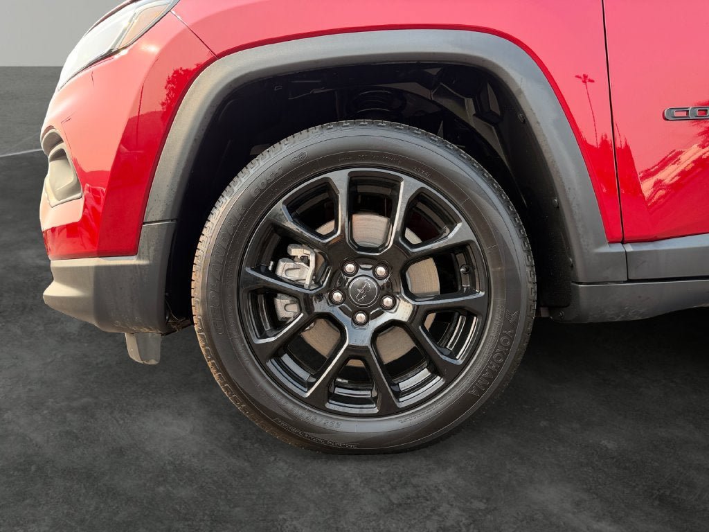 Used 2025 Jeep Compass Latitude w/ Altitude Special Edition AWD/4WD image 5
