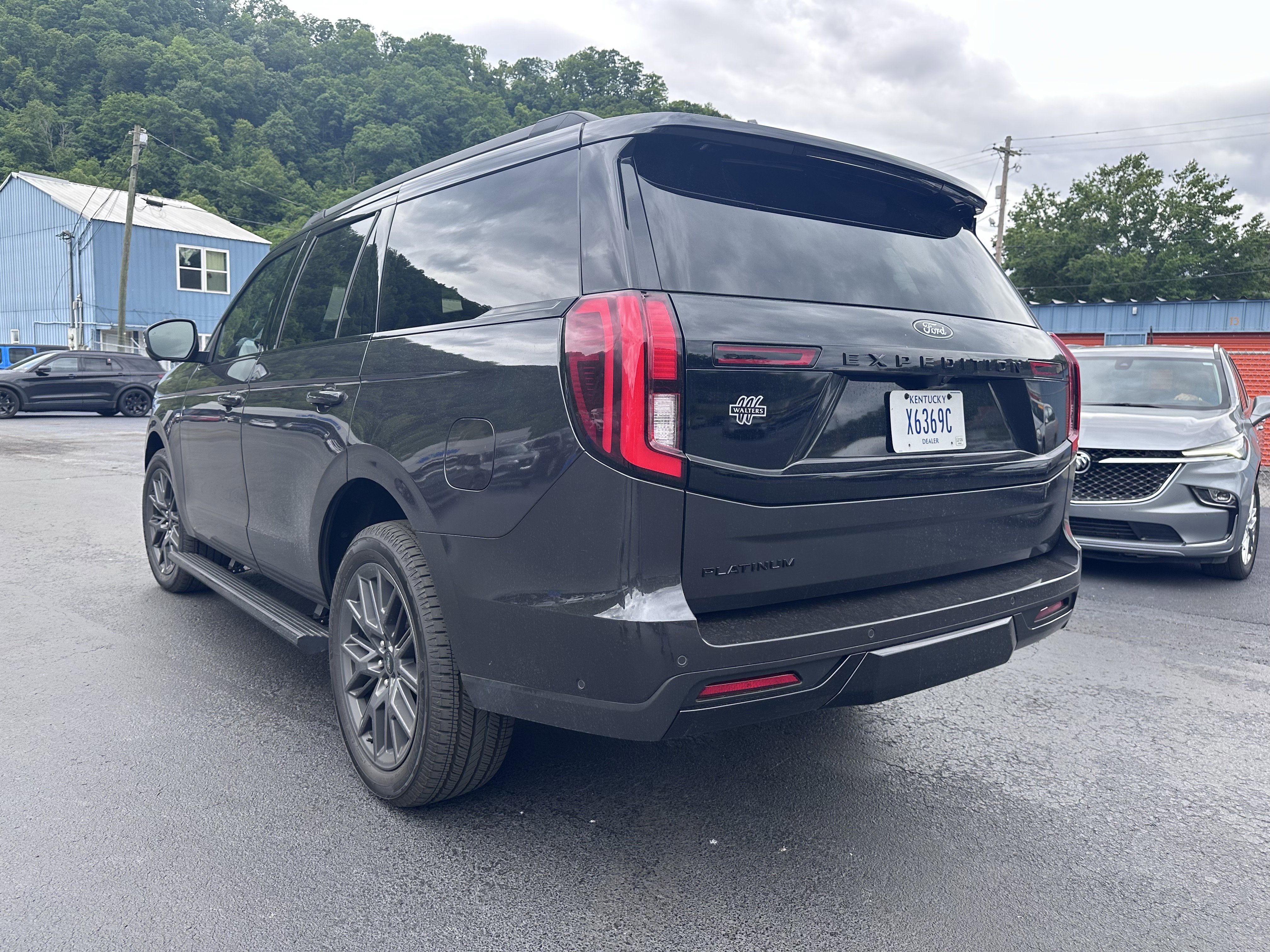 Used 2025 Ford Expedition Platinum w/ Stealth Performance Package AWD/4WD image 4