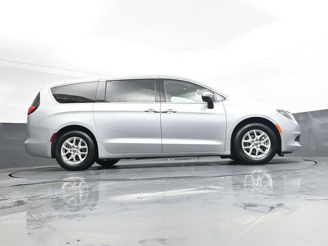 Used 2023 Chrysler Voyager LX FWD image 33
