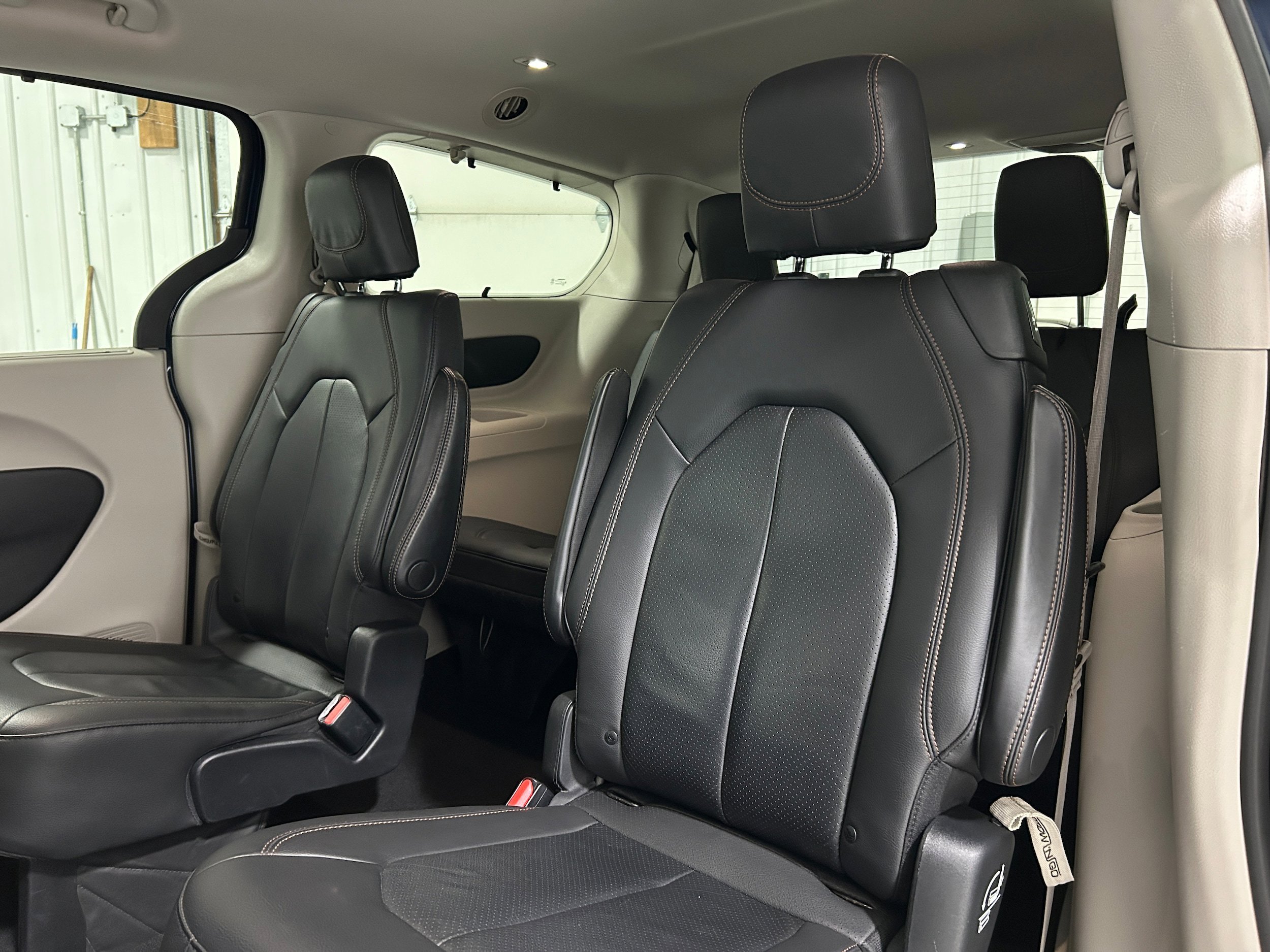 Used 2020 Chrysler Pacifica Touring-L w/ Tire & Wheel Group FWD image 28