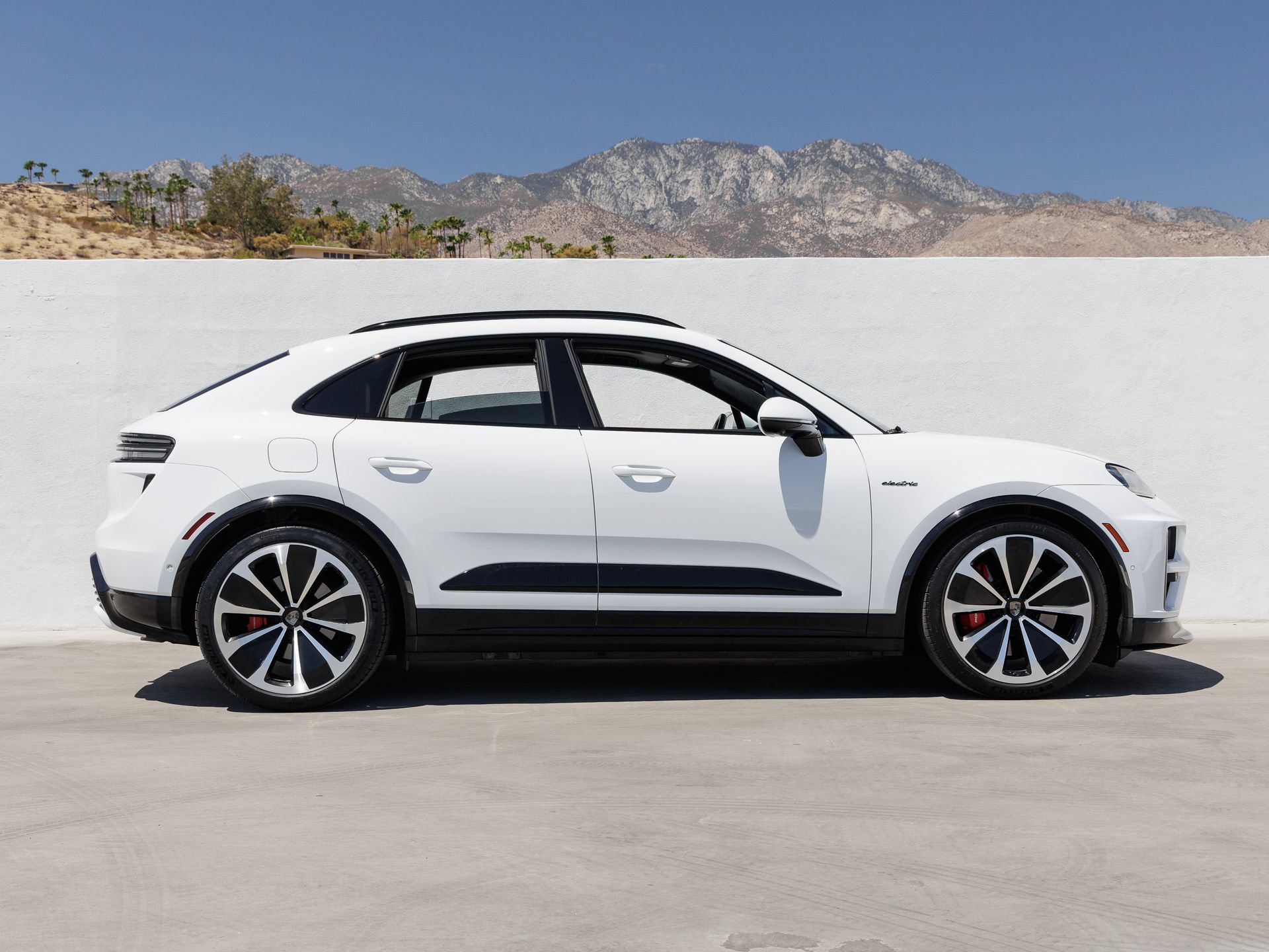 Certified 2025 Porsche Macan Turbo Electric AWD/4WD image 8