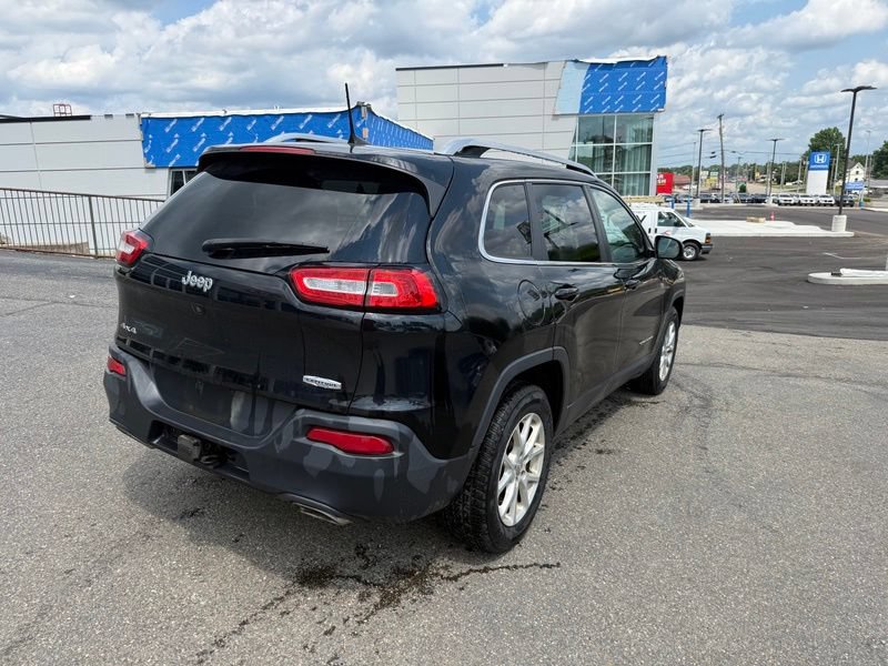 Used 2017 Jeep Cherokee Latitude w/ Cold Weather Group AWD/4WD image 8