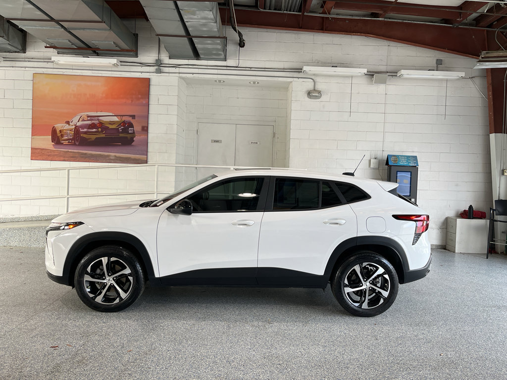 Used 2024 Chevrolet Trax RS w/ Sunroof Package FWD image 5