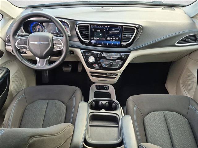 Used 2021 Chrysler Pacifica Touring w/ Cold Weather Group FWD image 19