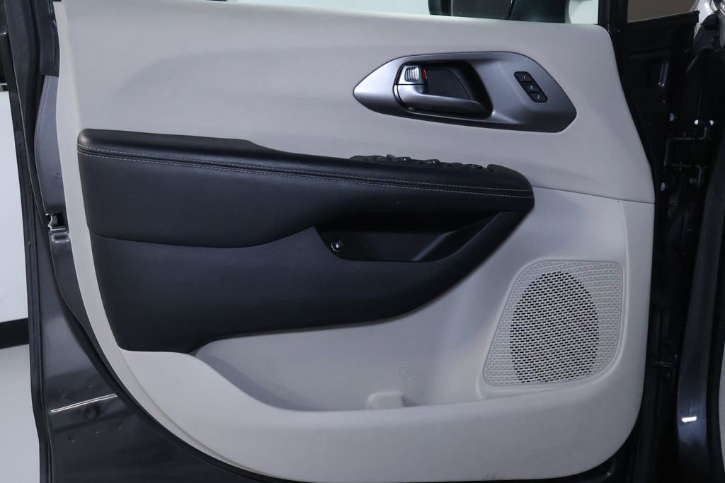Used 2023 Chrysler Pacifica Touring-L image 12