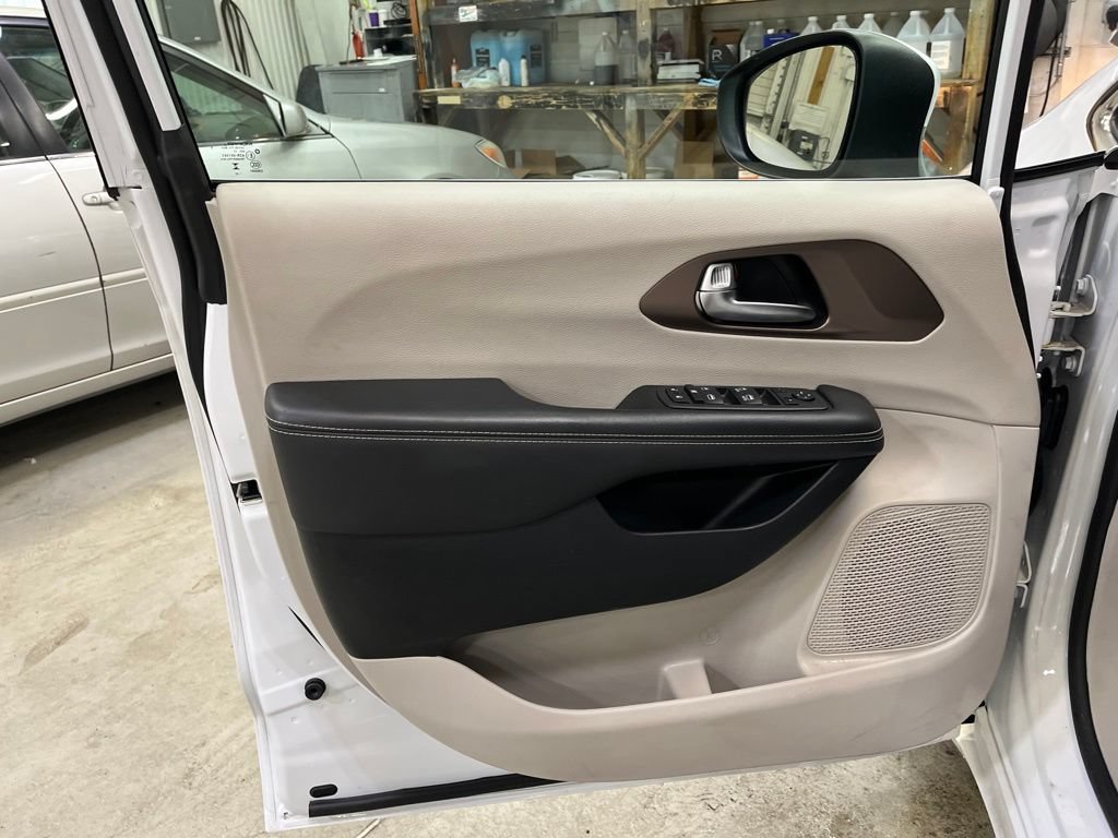 Used 2023 Chrysler Voyager LX FWD image 13