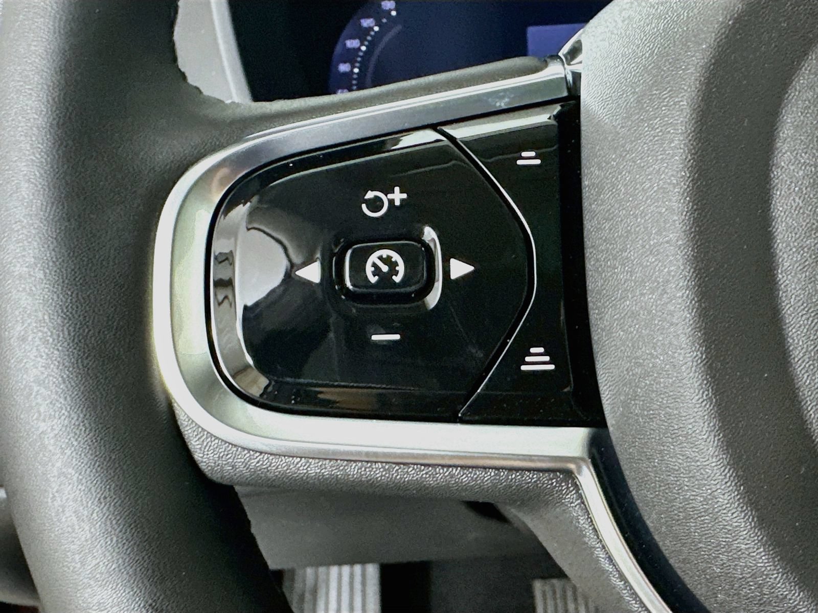 New 2026 Volvo XC60 T8 Plus w/ Protection Package Premier AWD/4WD image 18