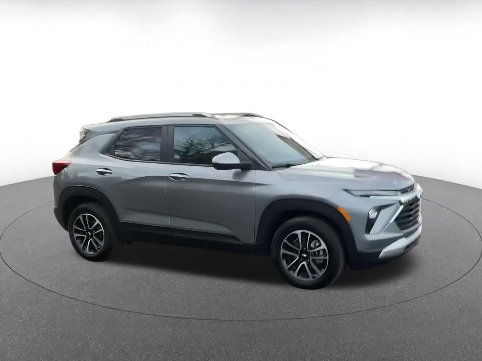 Used 2025 Chevrolet TrailBlazer LT image 2