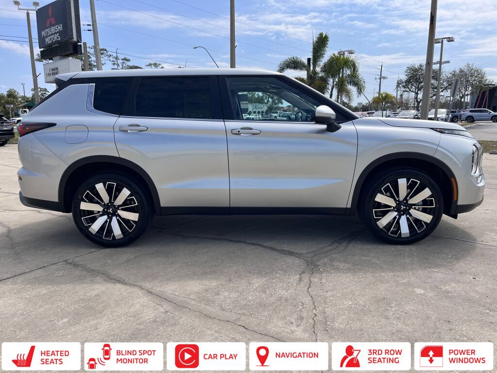 New 2025 Mitsubishi Outlander SE image 2