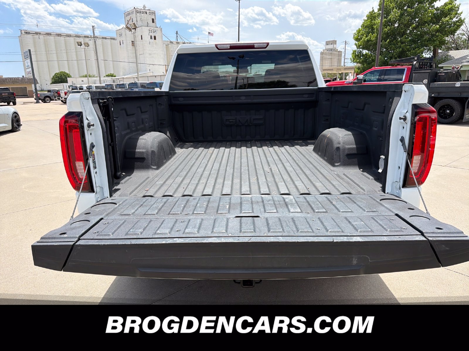 Used 2023 GMC Sierra 1500 SLT w/ SLT Premium Package AWD/4WD image 9