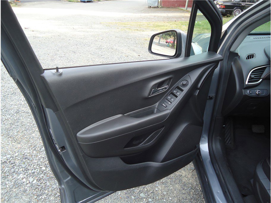 Used 2019 Chevrolet Trax LT w/ LT Convenience Package AWD/4WD image 9