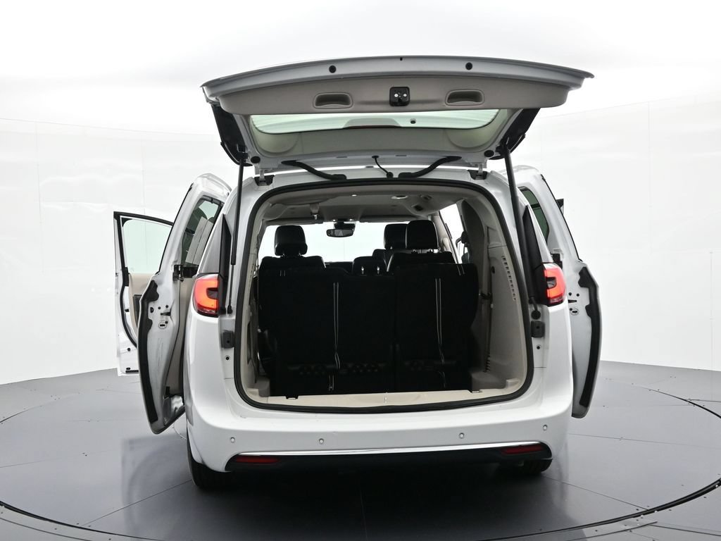 Used 2023 Chrysler Pacifica Touring-L FWD image 40