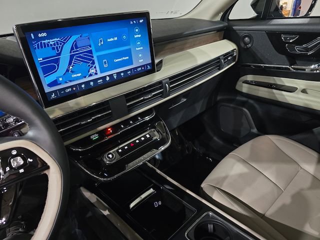 New 2025 Lincoln Corsair Reserve w/ Equipment Group 202A image 25