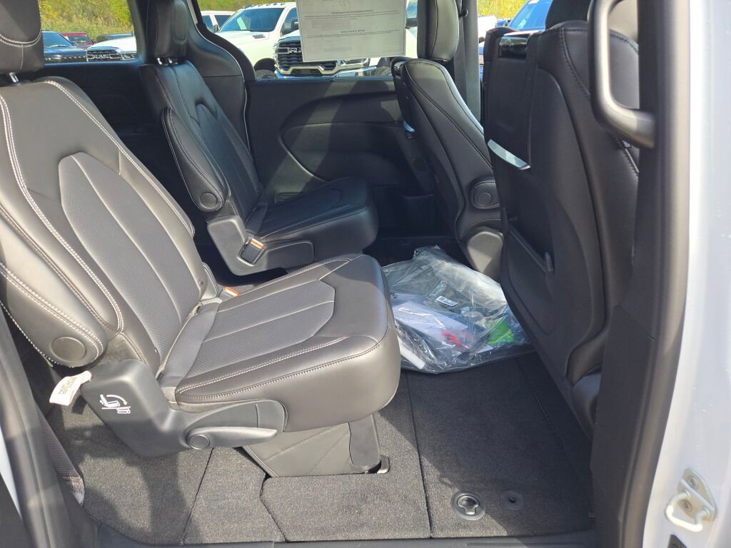 New 2026 Chrysler Pacifica Select image 8