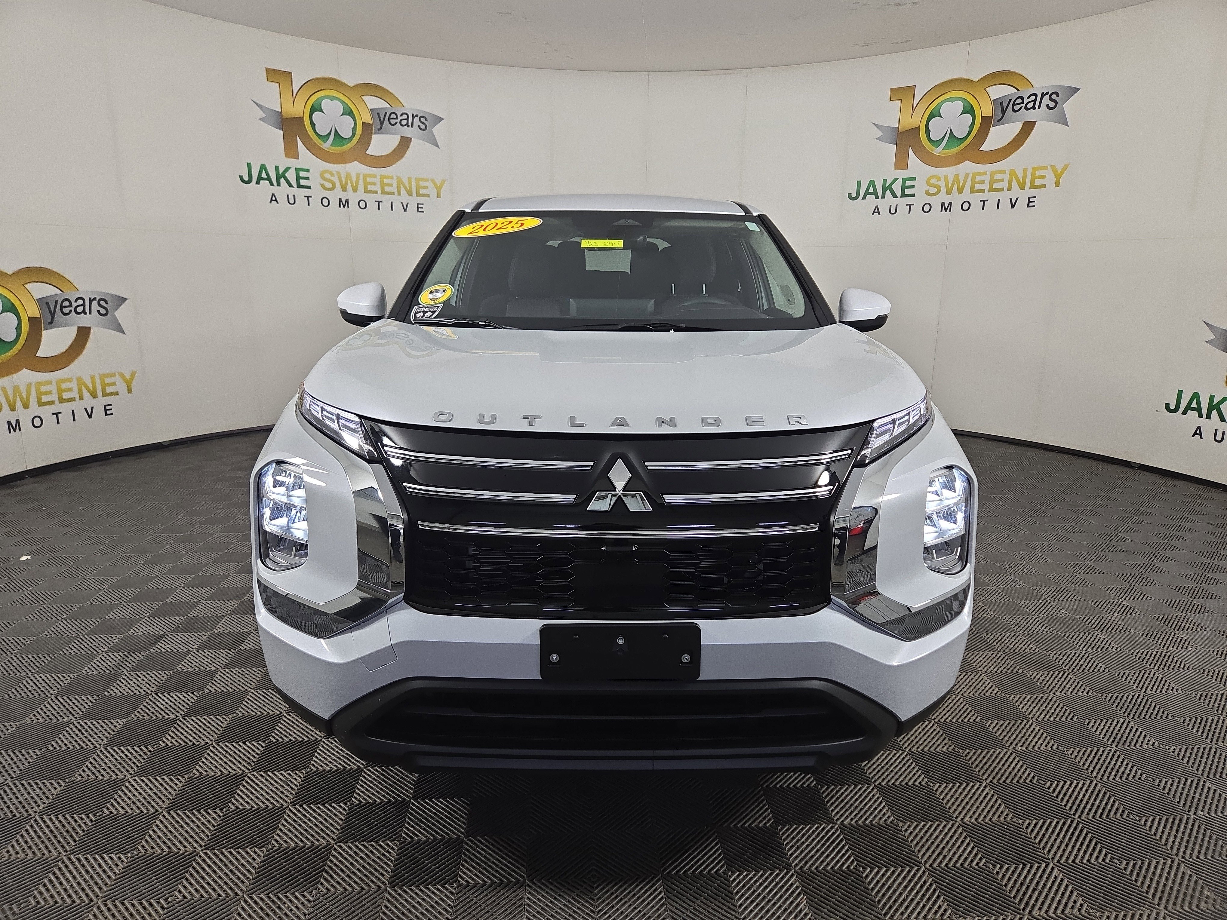 New 2025 Mitsubishi Outlander ES image 2