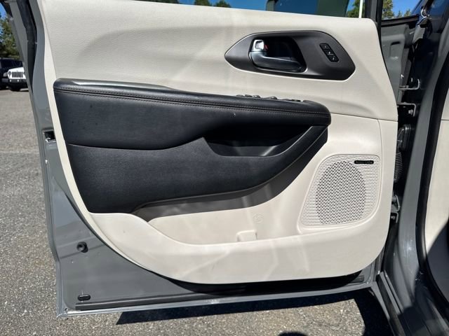 Used 2020 Chrysler Pacifica Touring-L Plus w/ Tire & Wheel Group image 10