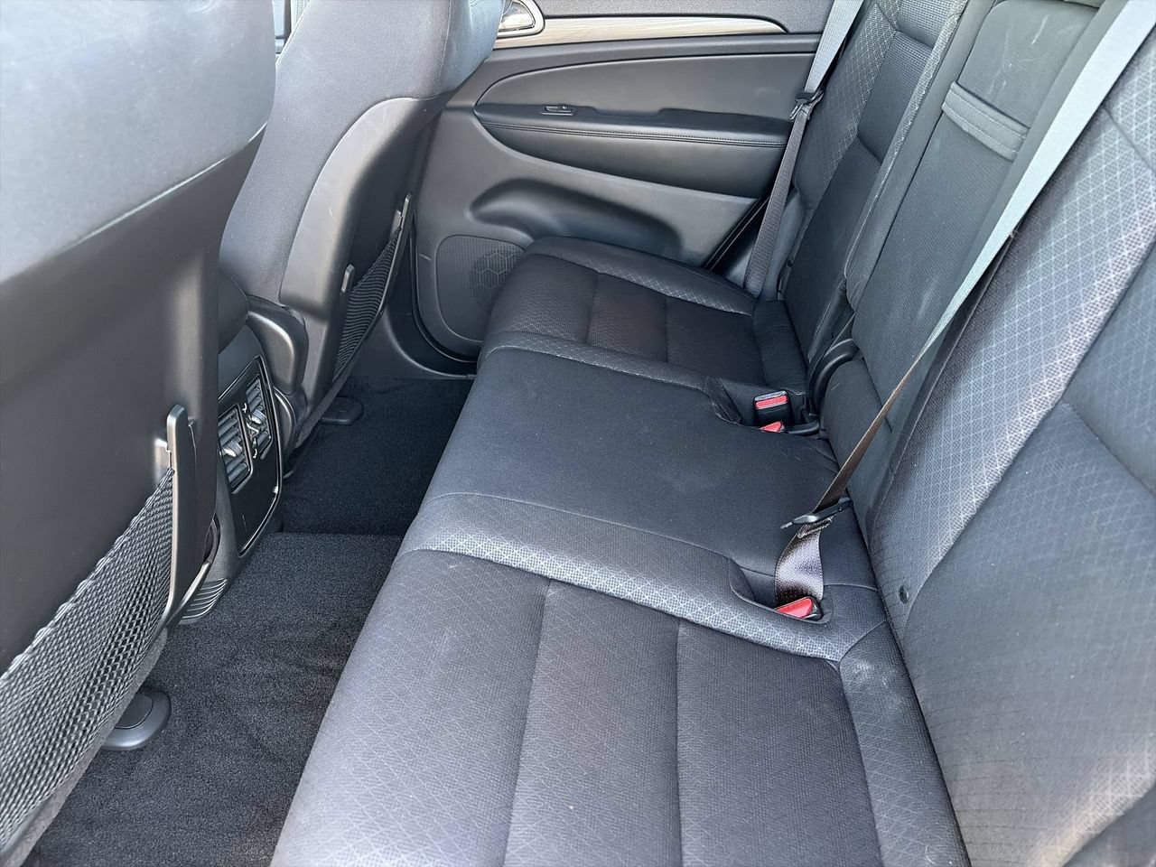Used 2020 Jeep Grand Cherokee Laredo RWD image 16