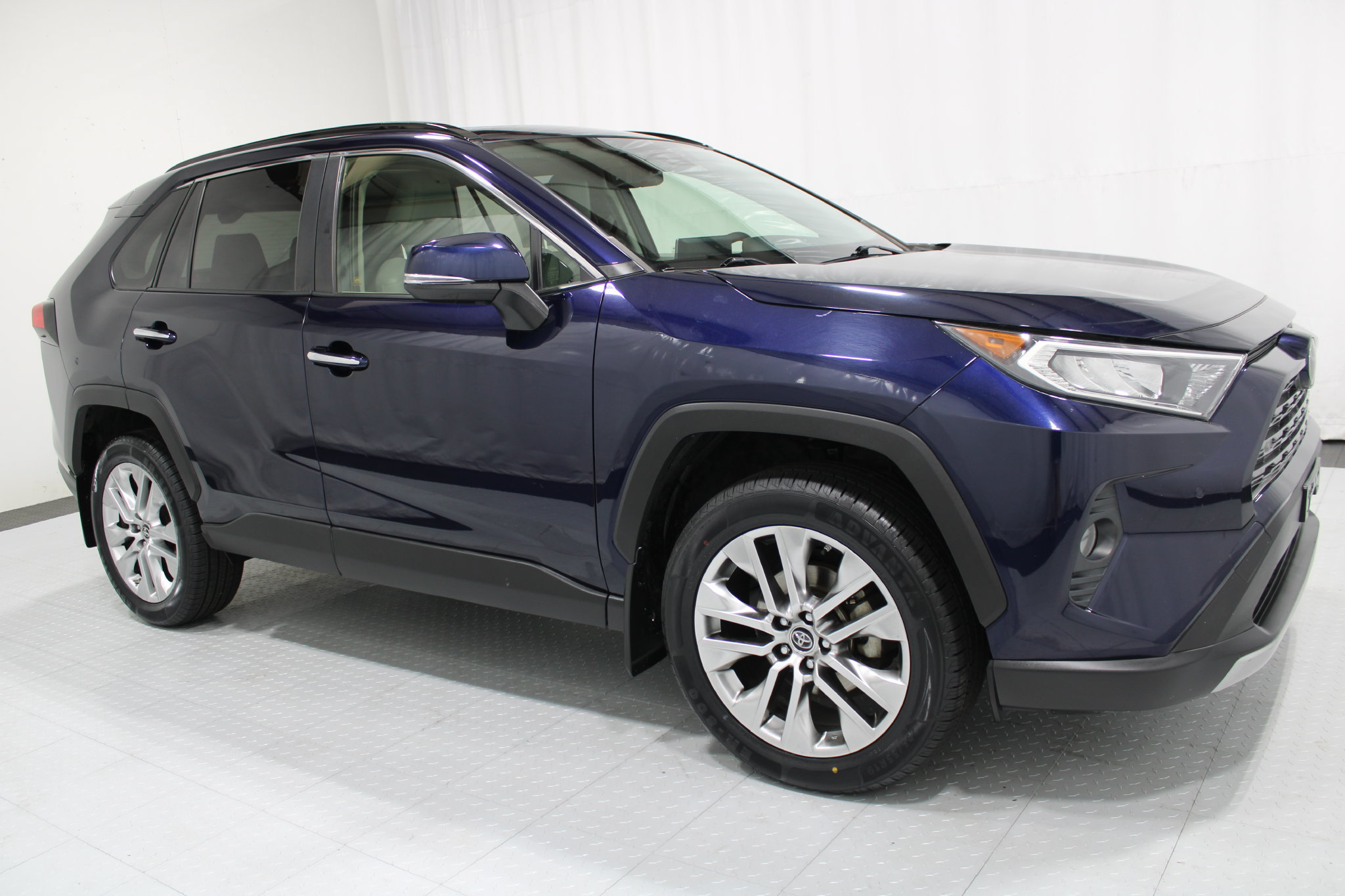 Used 2019 Toyota RAV4 Limited AWD/4WD image 4