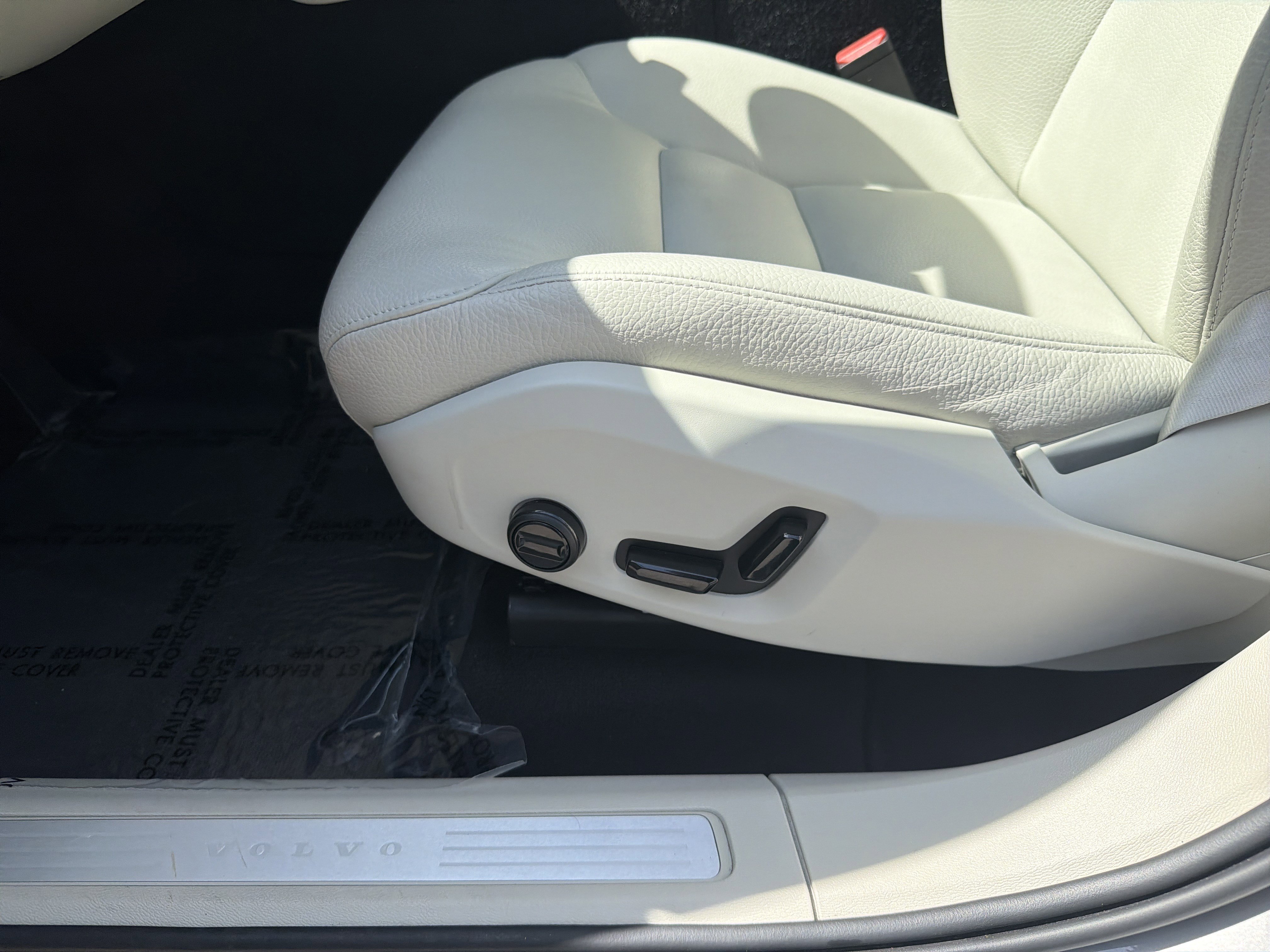 Used 2022 Volvo XC60 B5 Momentum image 11