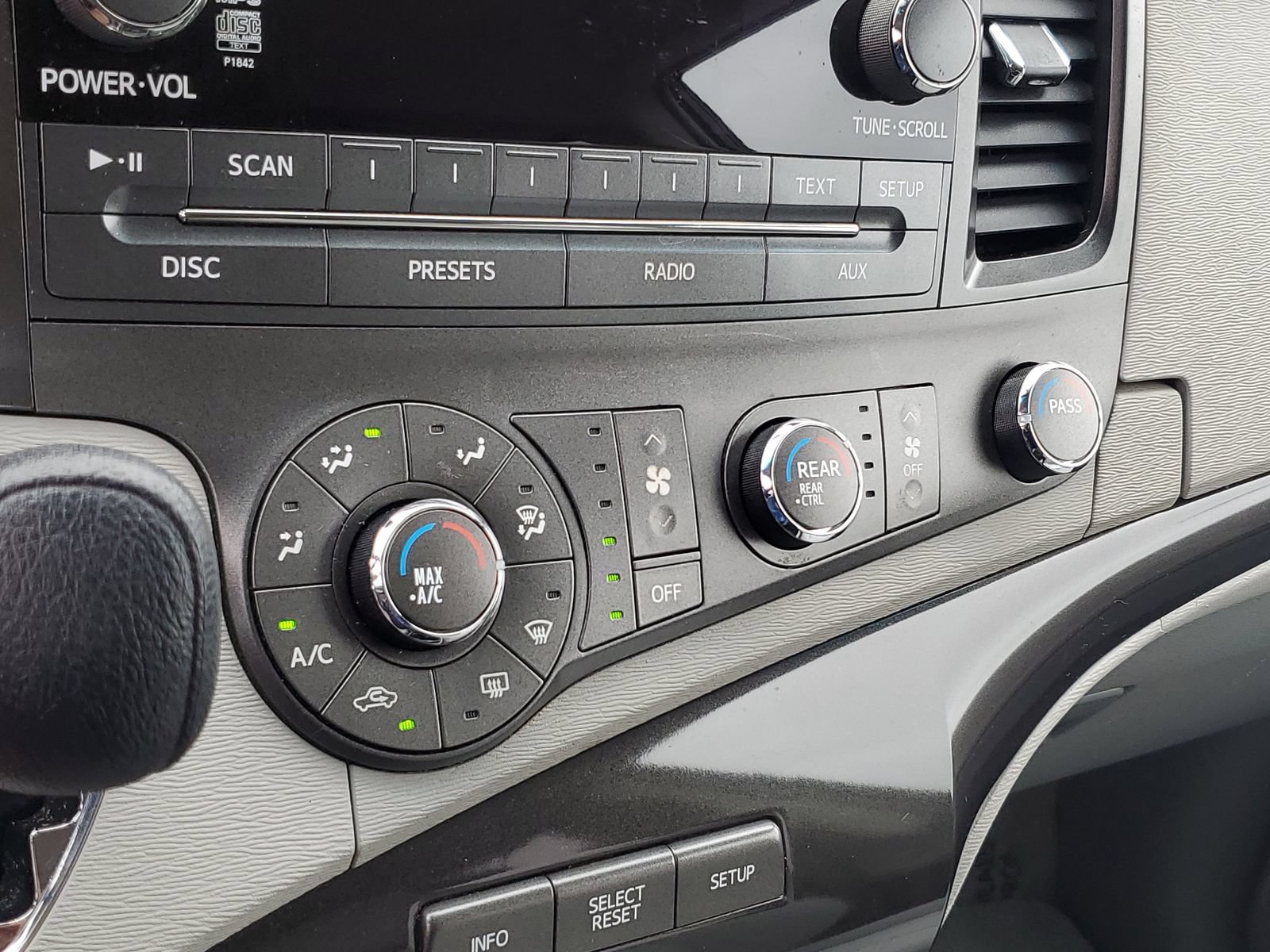 Used 2011 Toyota Sienna LE FWD image 28
