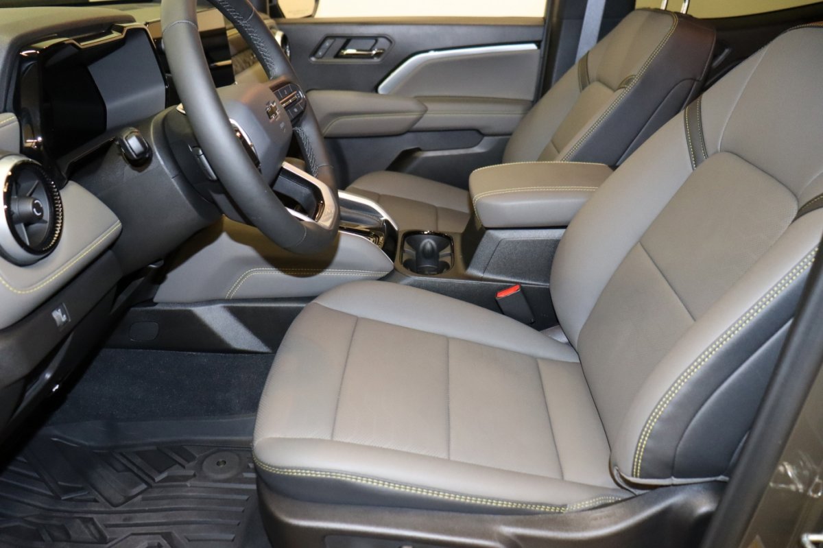 Used 2025 Chevrolet Colorado ZR2 w/ ZR2 Bison Edition image 4