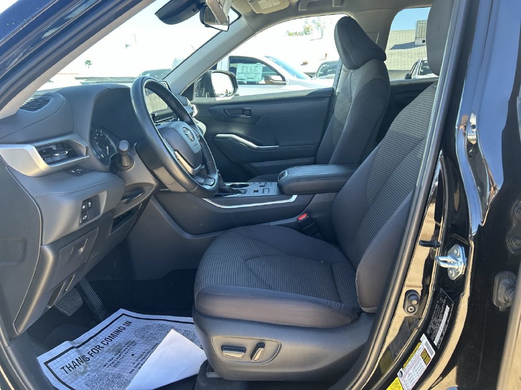 Used 2025 Toyota Highlander LE AWD/4WD image 23