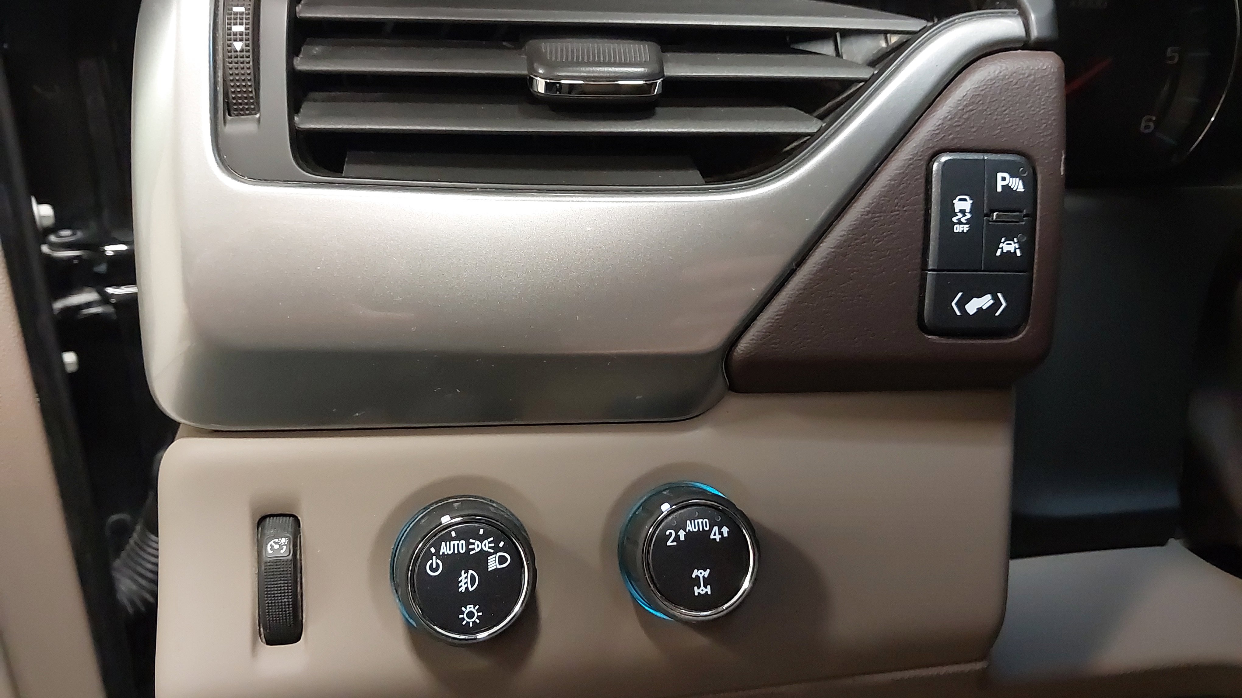 Used 2018 Chevrolet Tahoe LT image 23