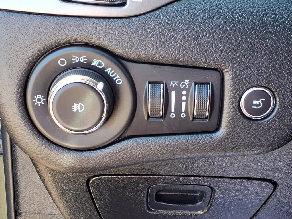 Used 2021 Jeep Cherokee Latitude Lux w/ Comfort/Convenience Group AWD/4WD image 14