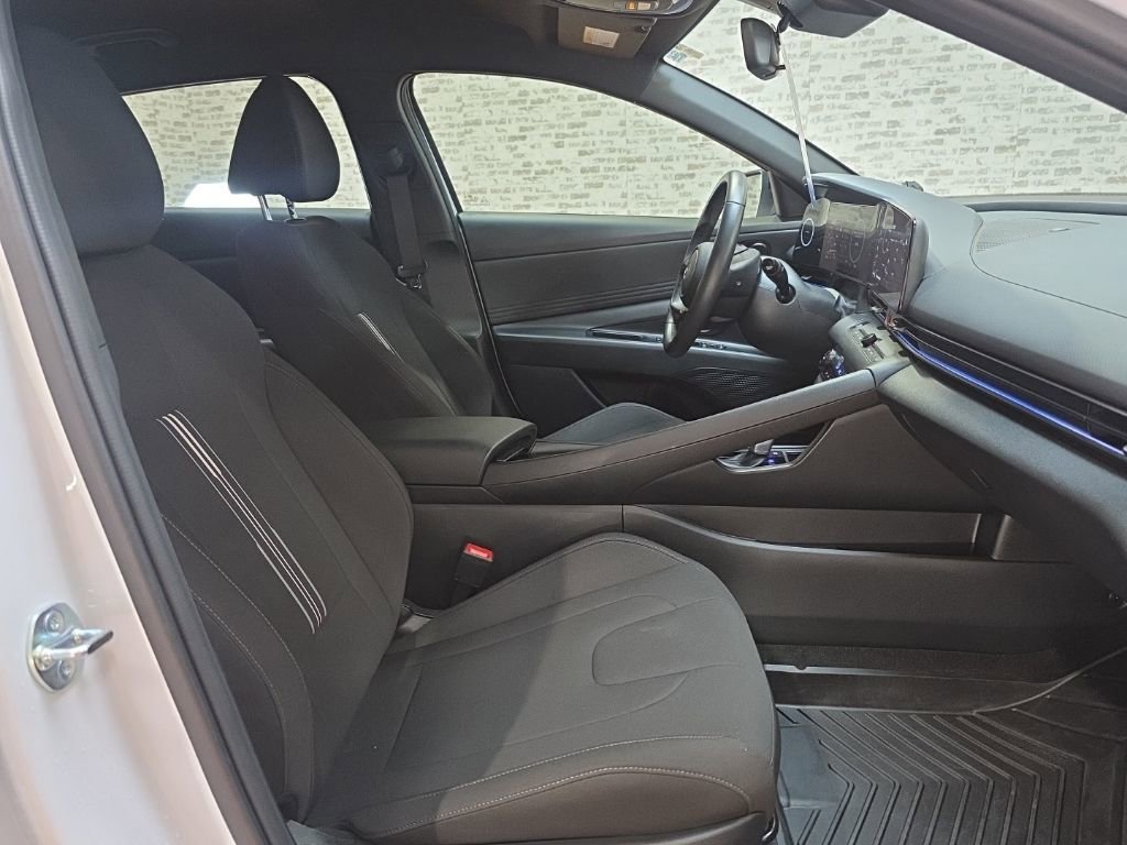 Certified 2025 Hyundai Elantra SEL image 13
