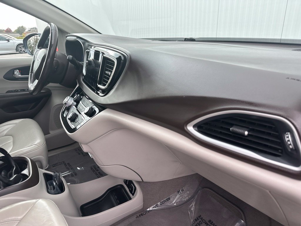 Used 2020 Chrysler Pacifica Touring-L Plus FWD image 35