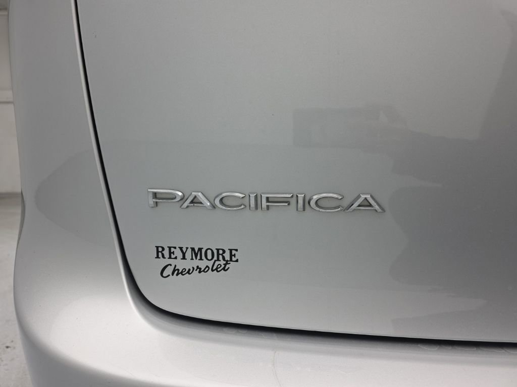 Used 2024 Chrysler Pacifica Touring-L image 57