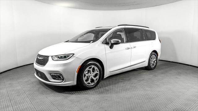 Used 2023 Chrysler Pacifica Limited FWD image 2