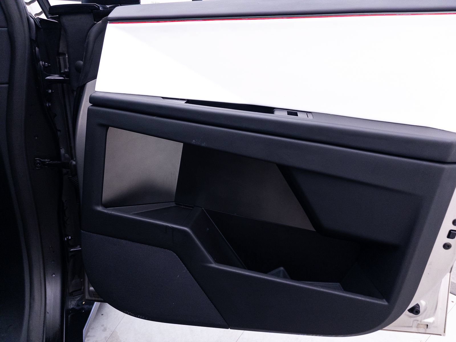 Used 2024 Tesla Cybertruck AWD Crew Cab image 34