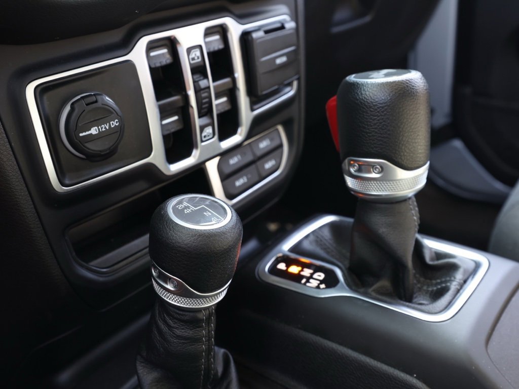 Used 2024 Jeep Wrangler Sahara image 31