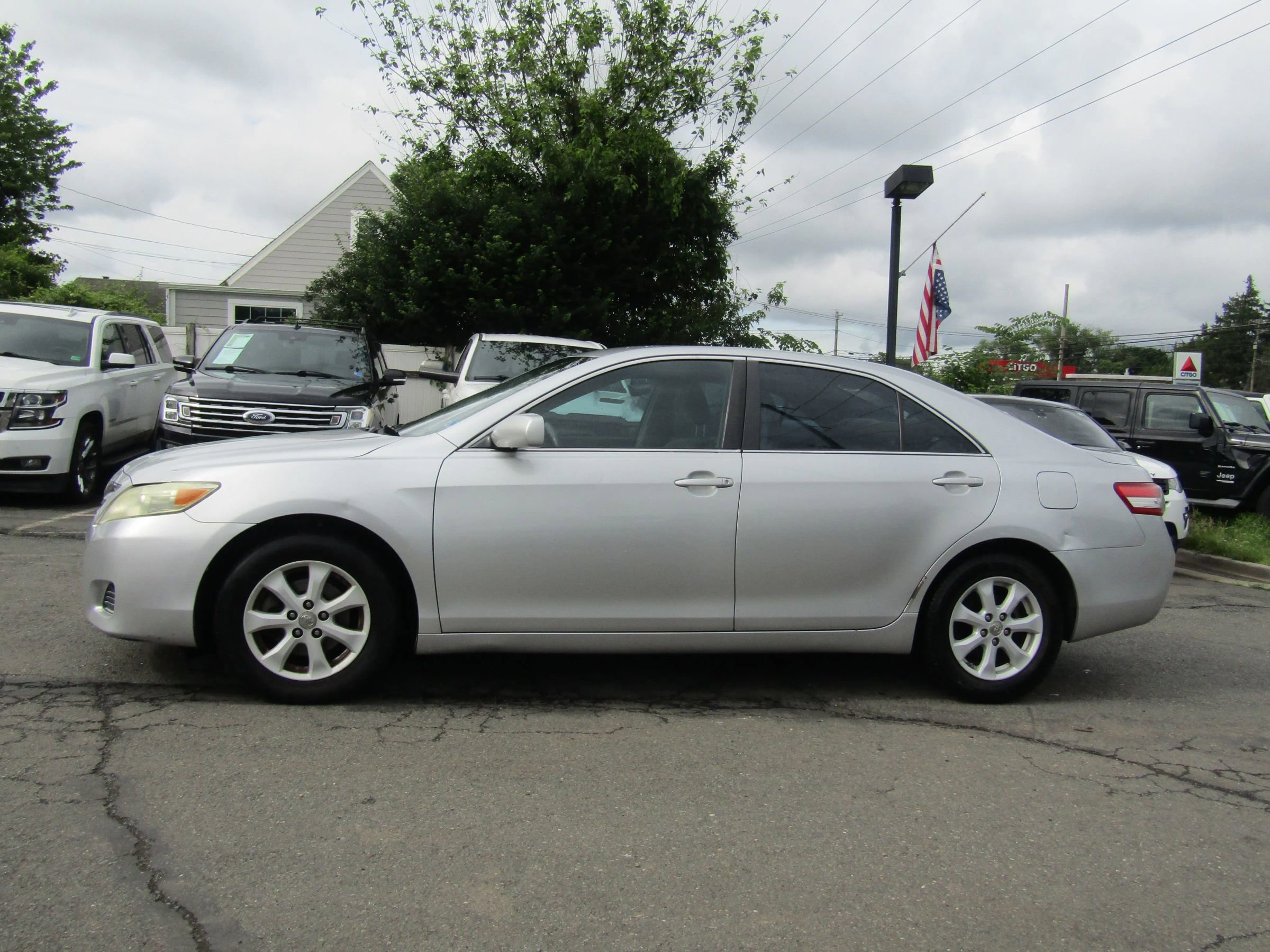 Used 2010 Toyota Camry LE FWD image 4