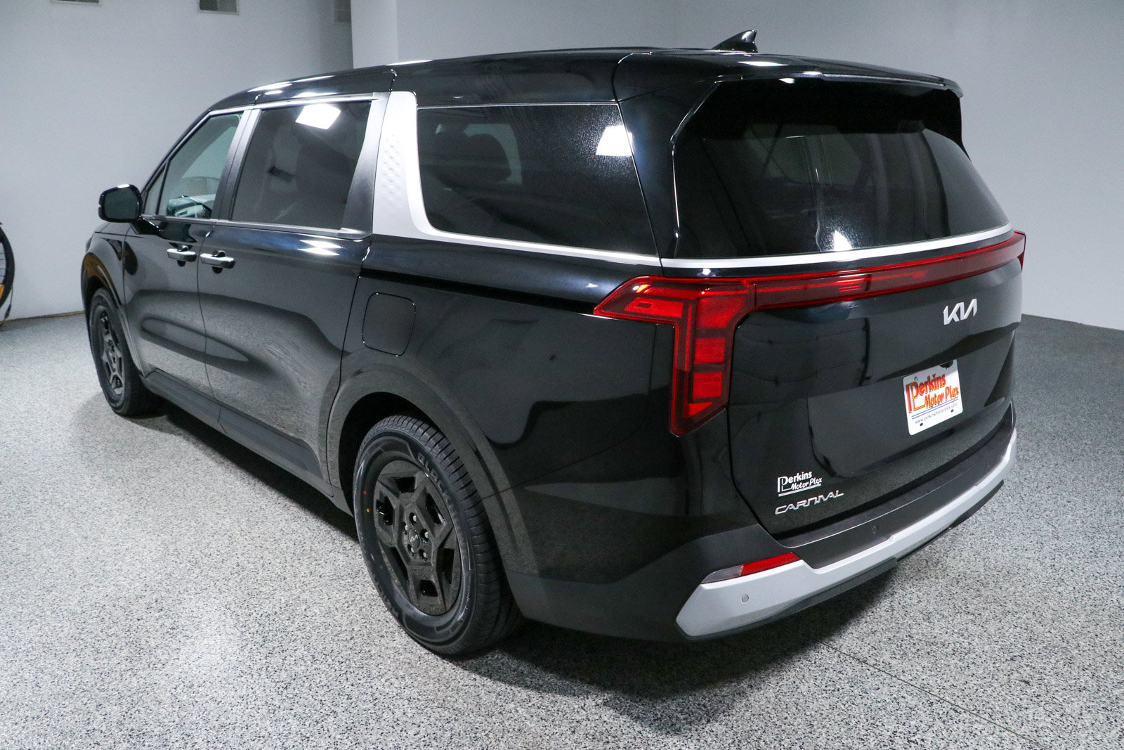 Used 2025 Kia Carnival FWD image 9