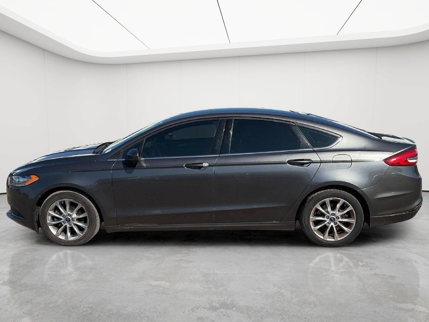 Used 2017 Ford Fusion SE FWD image 4