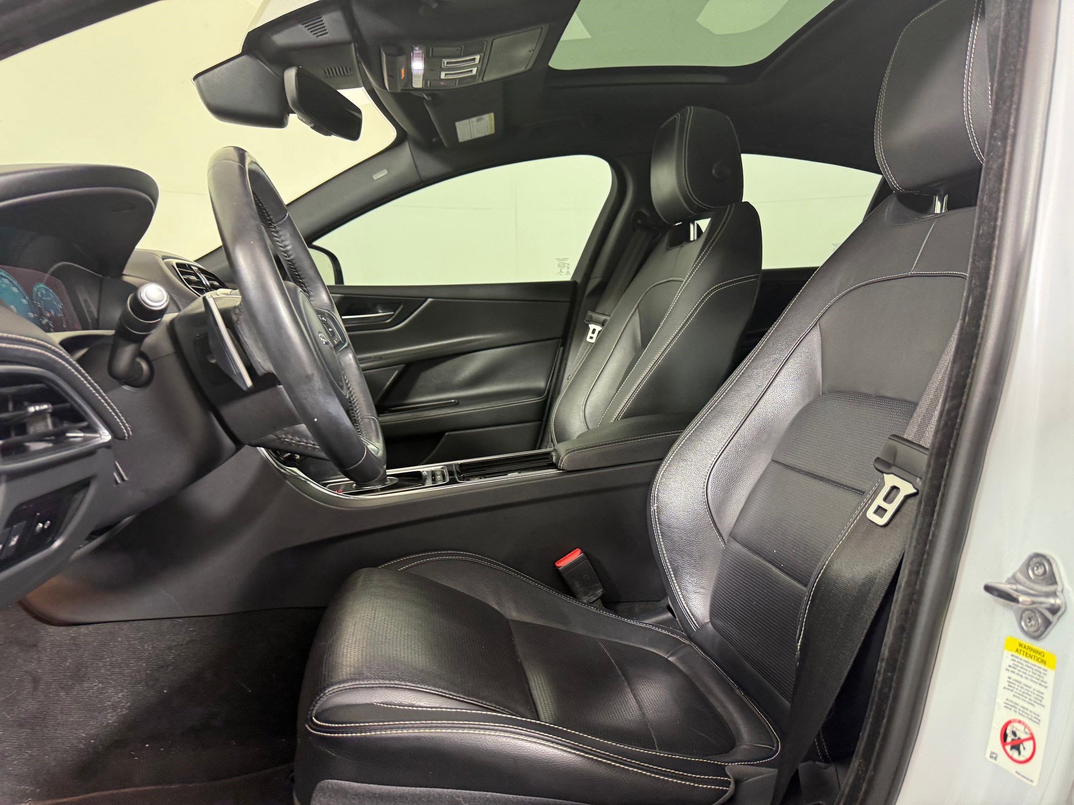 Used 2019 Jaguar XE Landmark Edition image 5