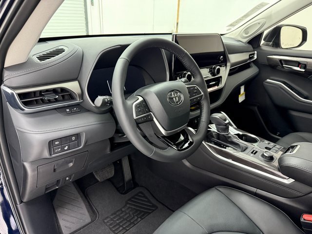 New 2026 Toyota Highlander Limited image 8