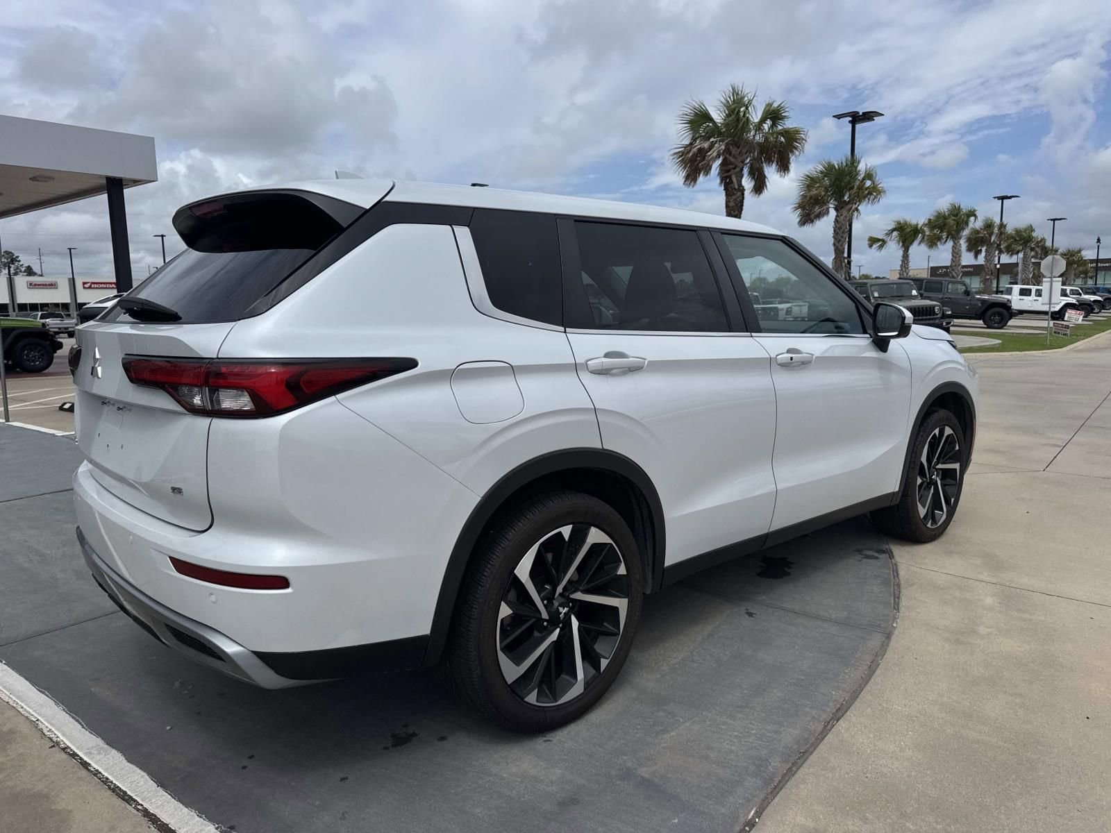 Used 2023 Mitsubishi Outlander SE AWD/4WD image 7