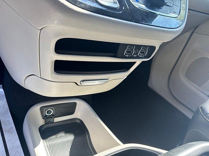 Used 2023 Chrysler Pacifica Touring-L FWD image 32