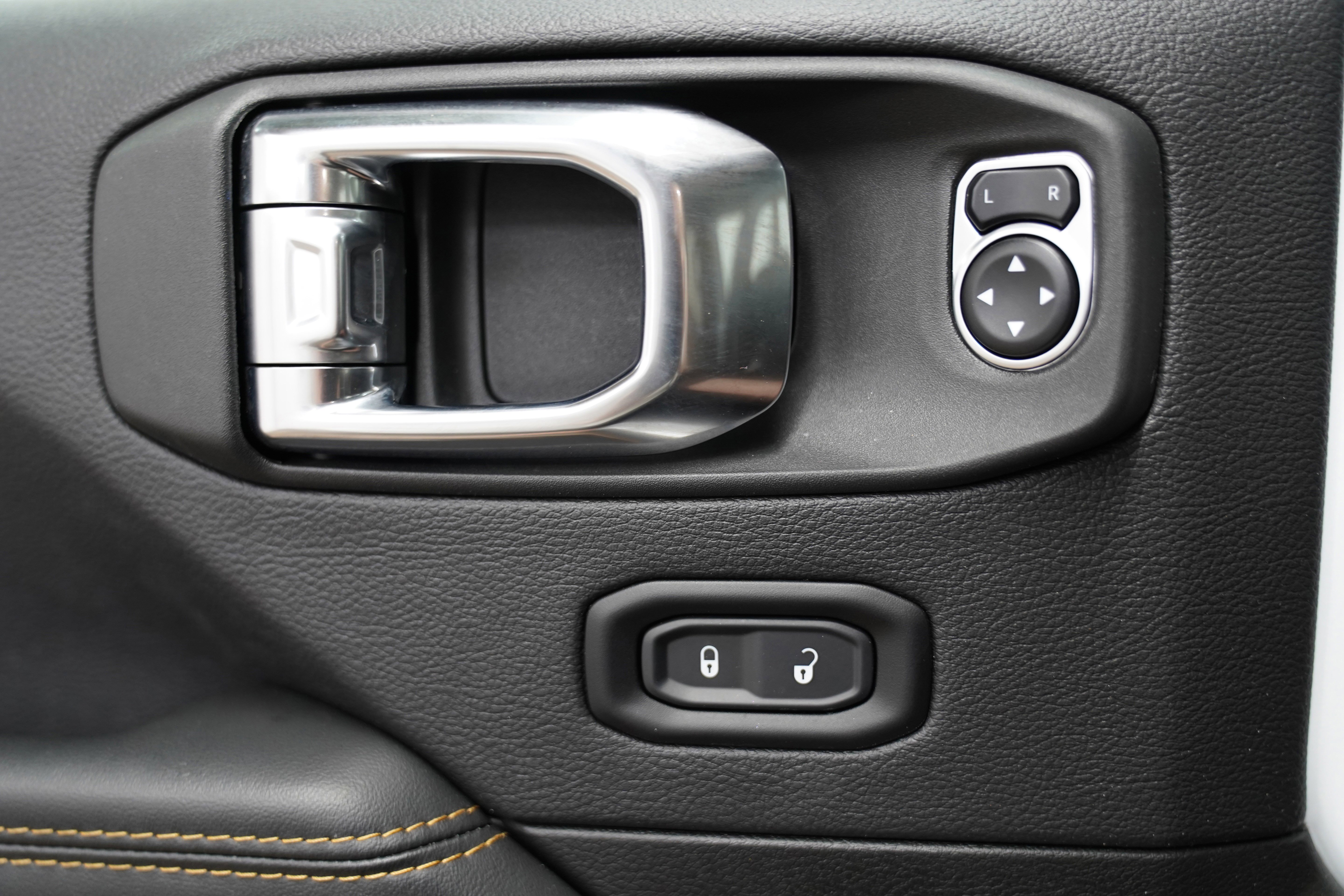Used 2025 Jeep Wrangler Sahara AWD/4WD image 17