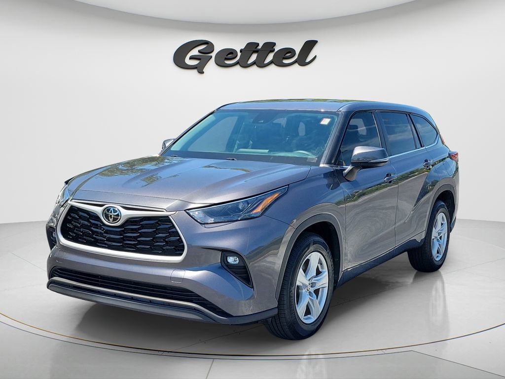 Used 2023 Toyota Highlander LE image 1