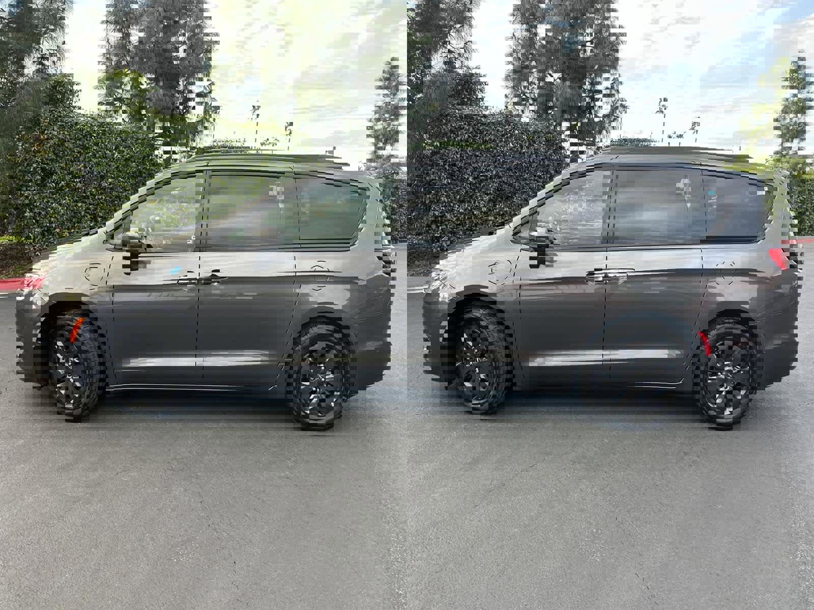 Used 2020 Chrysler Pacifica Limited w/ Advanced Safetytec Group image 3