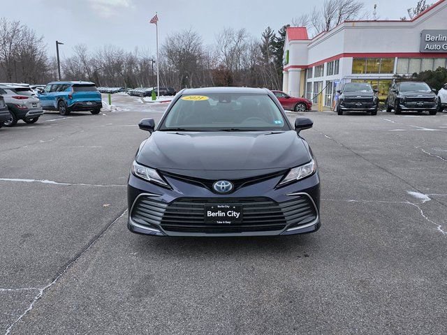 Used 2021 Toyota Camry LE image 3