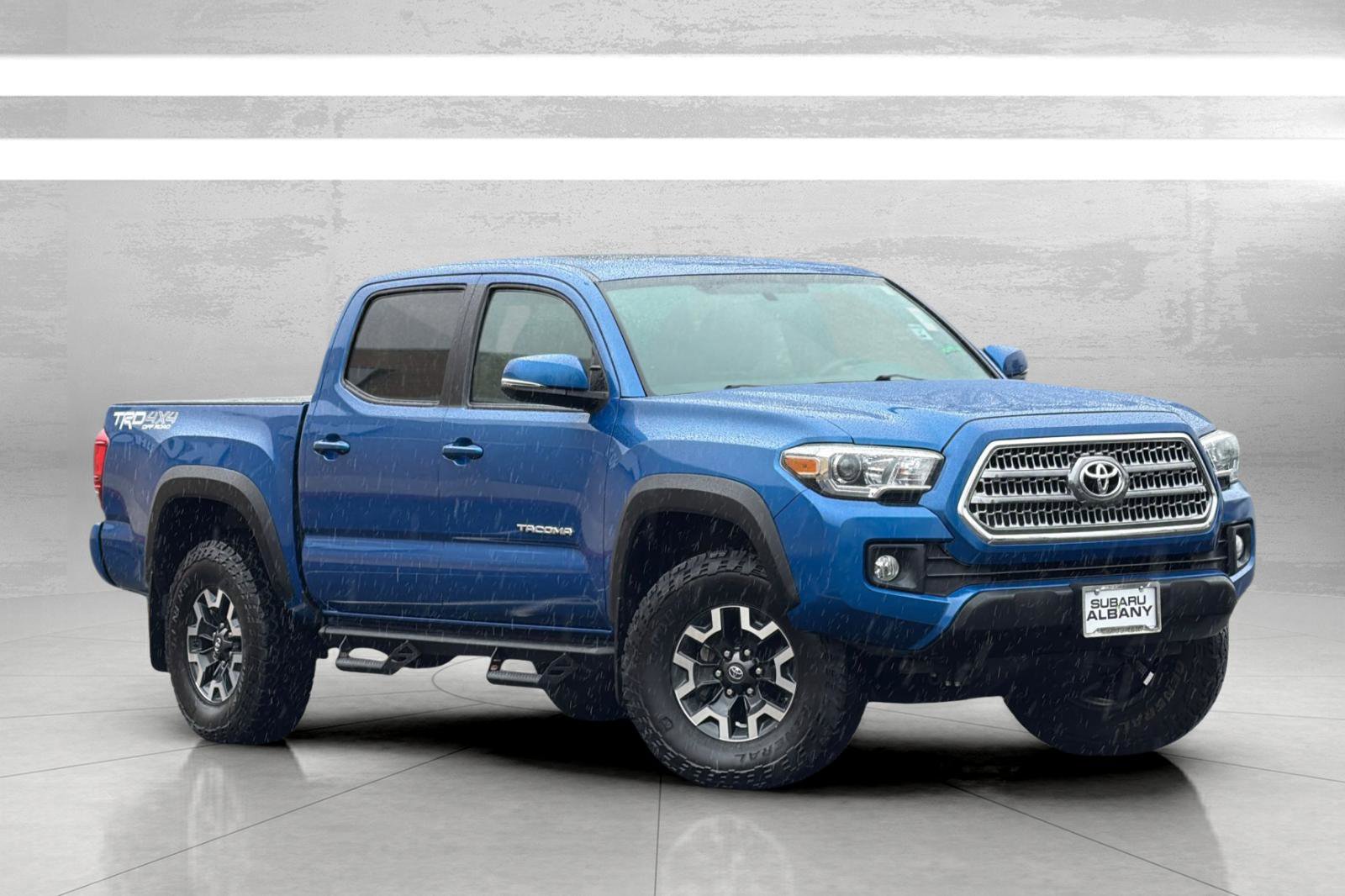 Used 2017 Toyota Tacoma TRD Off-Road image 2