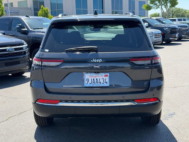 Used 2023 Jeep Grand Cherokee Laredo AWD/4WD image 7