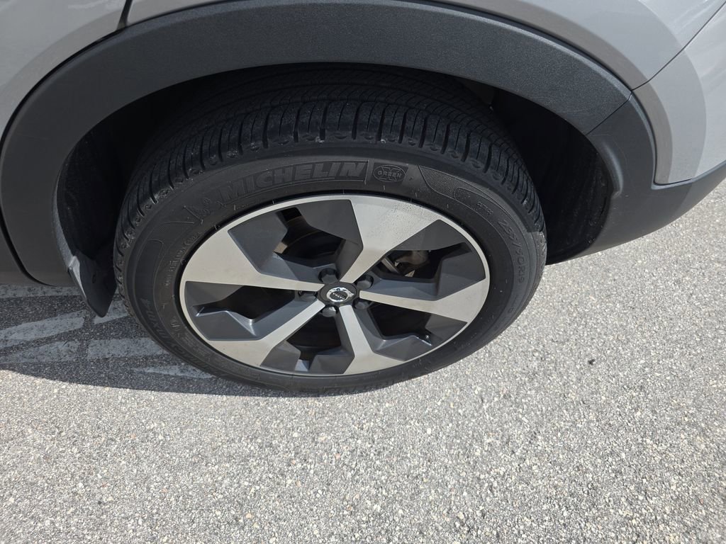 Used 2023 Volvo XC40 B5 Plus w/ Protection Package Premier image 9
